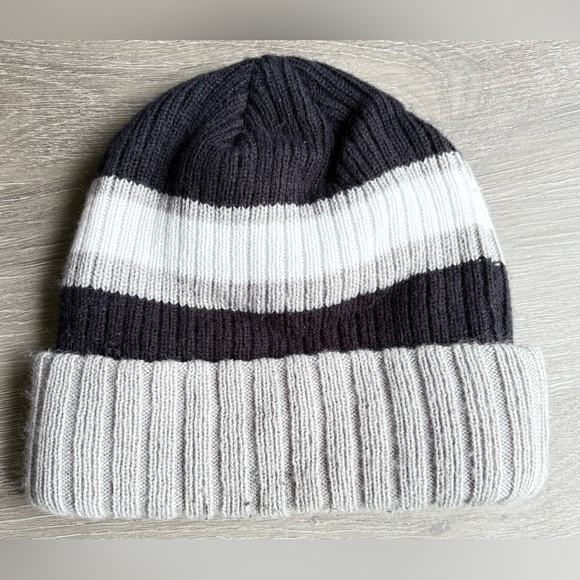 New York Yankees MLB New Era Beenie Scully Winter Hat Cap - Picture 2 of 3